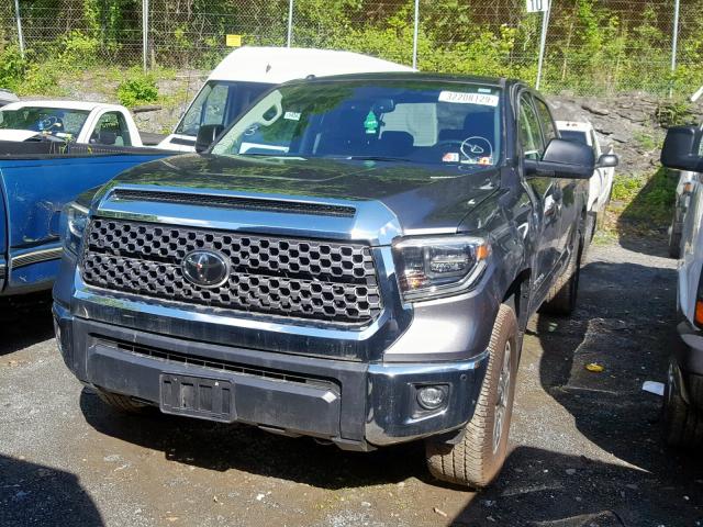 5TFDY5F19JX678911 - 2018 TOYOTA TUNDRA CRE GRAY photo 2