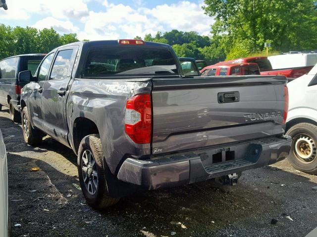 5TFDY5F19JX678911 - 2018 TOYOTA TUNDRA CRE GRAY photo 3