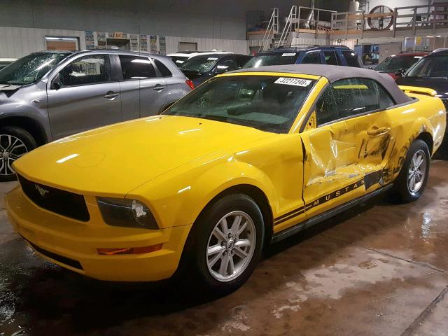 1ZVFT84N955252388 - 2005 FORD MUSTANG YELLOW photo 2