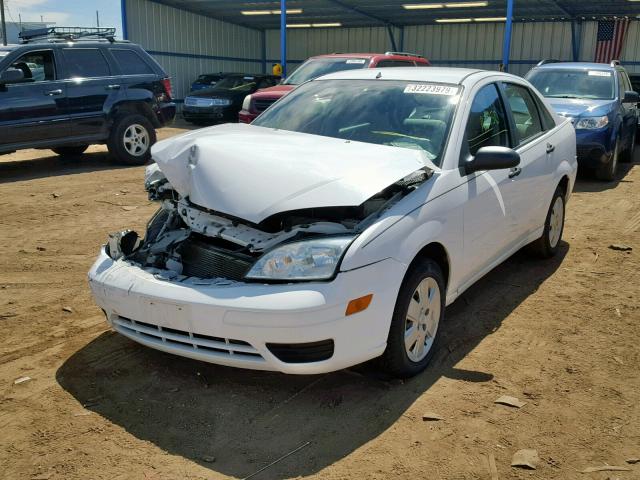 1FAFP34N66W172705 - 2006 FORD FOCUS ZX4 WHITE photo 2