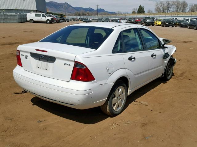 1FAFP34N66W172705 - 2006 FORD FOCUS ZX4 WHITE photo 4