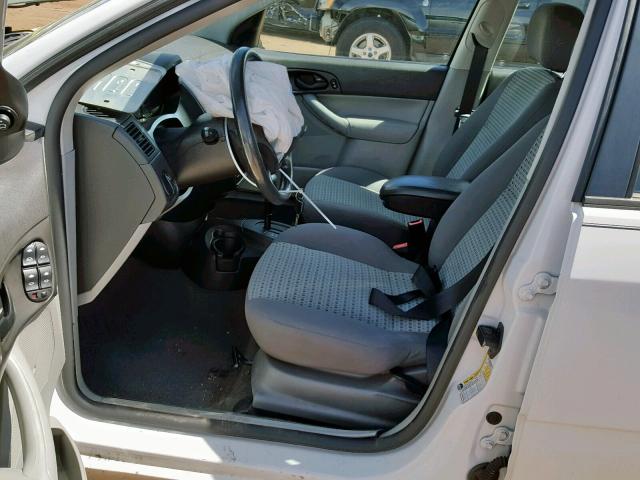 1FAFP34N66W172705 - 2006 FORD FOCUS ZX4 WHITE photo 5