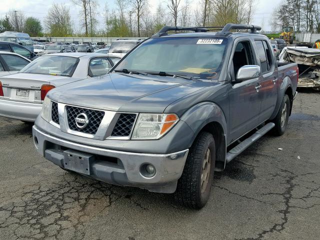 1N6AD07W27C401784 - 2007 NISSAN FRONTIER C GRAY photo 2