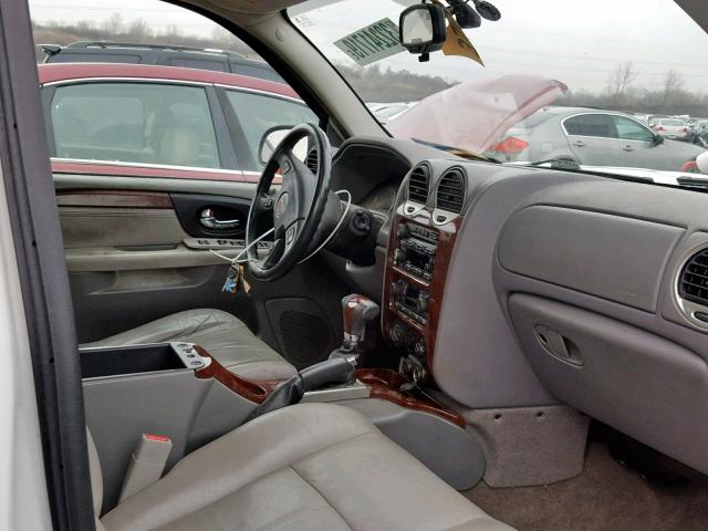 1GKDT13S052125446 - 2005 GMC ENVOY WHITE photo 5