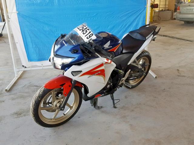 MLHMC4103C5202561 - 2012 HONDA CBR250 R WHITE photo 2