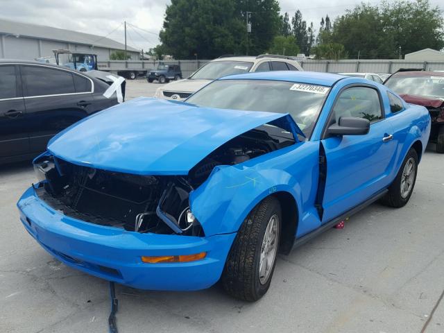1ZVFT80N655178871 - 2005 FORD MUSTANG BLUE photo 2