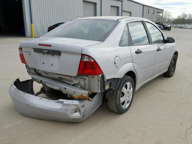 1FAFP34N67W323883 - 2007 FORD FOCUS ZX4 SILVER photo 4