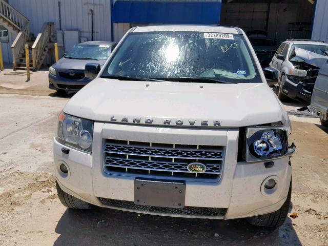 SALFR2BN3AH174287 - 2010 LAND ROVER LR2 HSE WHITE photo 9