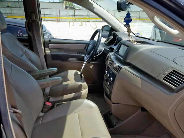 2C4RVABG2CR393664 - 2012 VOLKSWAGEN ROUTAN SE BLACK photo 5