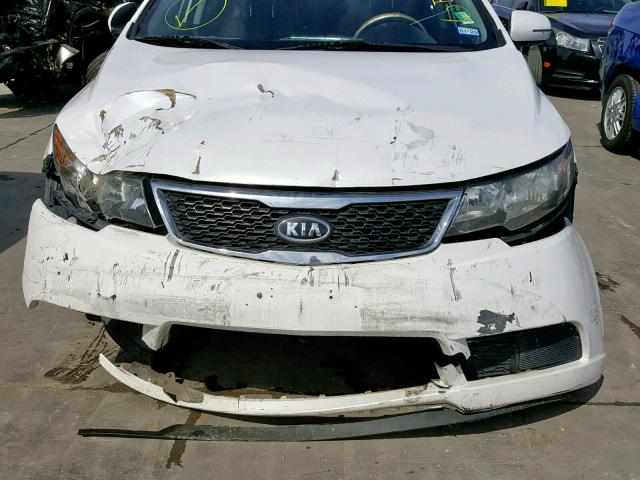 KNAFU4A26C5561023 - 2012 KIA FORTE EX WHITE photo 9