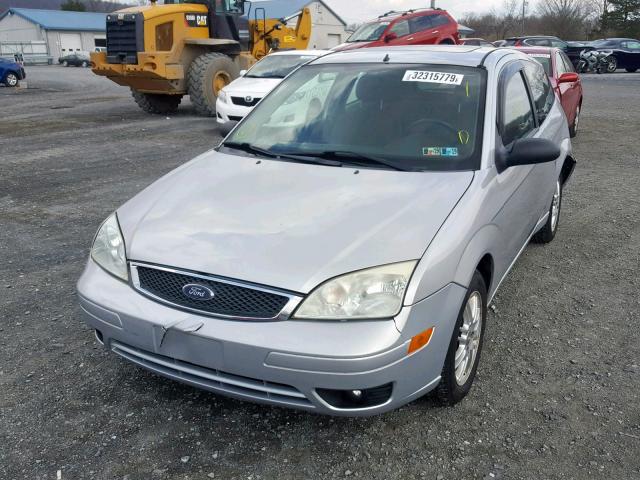 1FAFP31N57W196015 - 2007 FORD FOCUS ZX3 SILVER photo 2