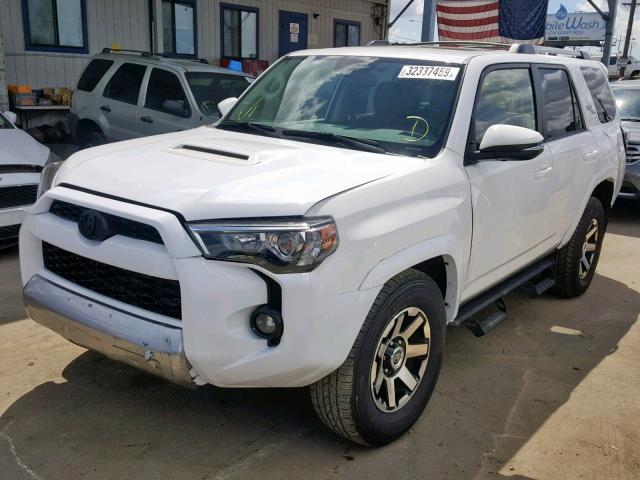 JTEBU5JR9J5595700 - 2018 TOYOTA 4RUNNER SR WHITE photo 2