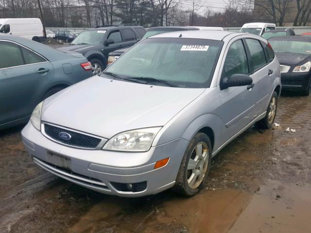 1FAHP37N37W170044 - 2007 FORD FOCUS ZX5 SILVER photo 2