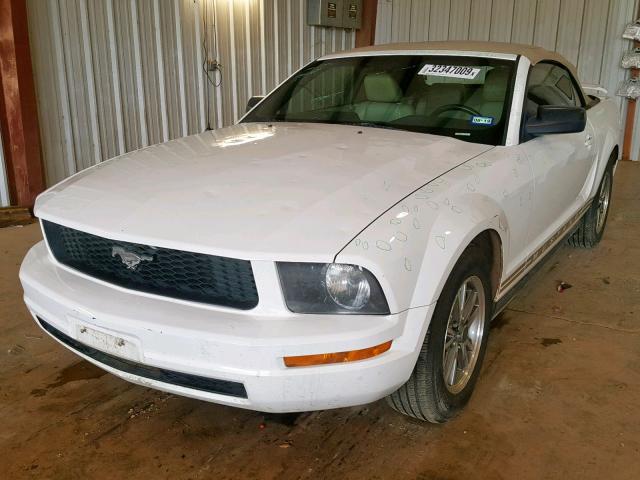 1ZVFT84N355258610 - 2005 FORD MUSTANG WHITE photo 2