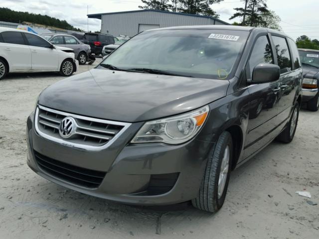 2V4RW3D15AR272762 - 2010 VOLKSWAGEN ROUTAN SE GRAY photo 2