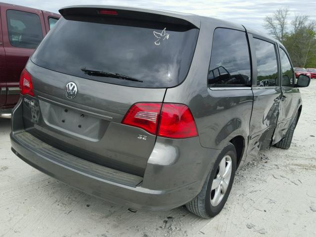 2V4RW3D15AR272762 - 2010 VOLKSWAGEN ROUTAN SE GRAY photo 4