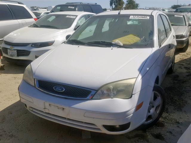 3FAFP37NX5R105635 - 2005 FORD FOCUS ZX5 WHITE photo 2