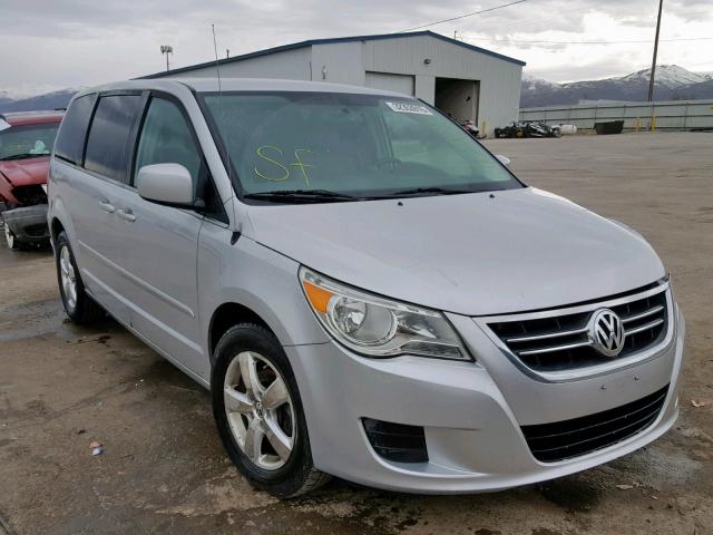 2V4RW3D1XAR388412 - 2010 VOLKSWAGEN ROUTAN SE SILVER photo 1