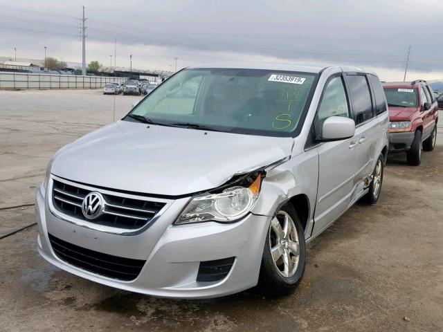 2V4RW3D1XAR388412 - 2010 VOLKSWAGEN ROUTAN SE SILVER photo 2