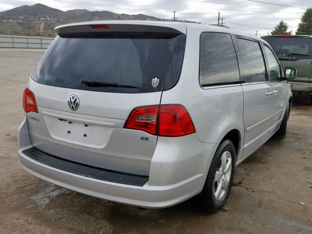 2V4RW3D1XAR388412 - 2010 VOLKSWAGEN ROUTAN SE SILVER photo 4