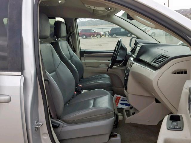 2V4RW3D1XAR388412 - 2010 VOLKSWAGEN ROUTAN SE SILVER photo 5