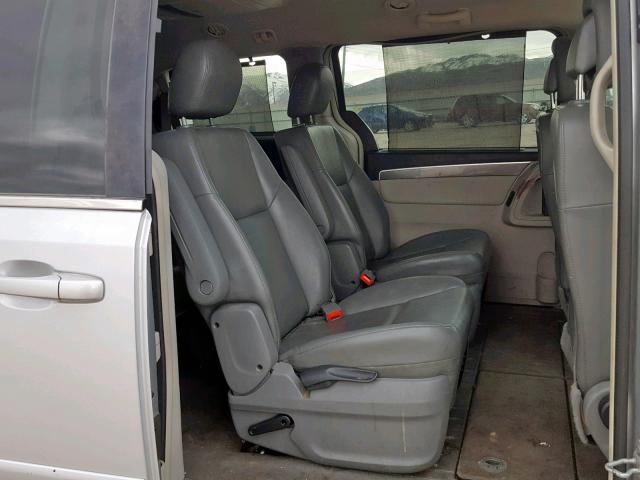 2V4RW3D1XAR388412 - 2010 VOLKSWAGEN ROUTAN SE SILVER photo 6