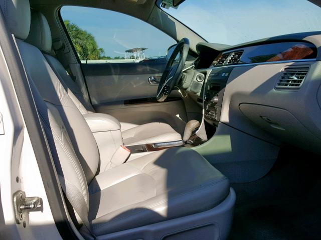 2G4WD582981195979 - 2008 BUICK LACROSSE C WHITE photo 5