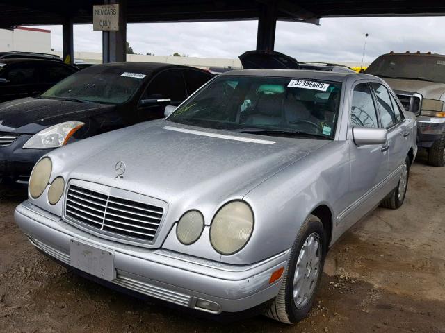 WDBJF55F4VA377671 - 1997 MERCEDES-BENZ E 320 SILVER photo 2