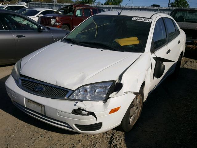 1FAHP34N67W361946 - 2007 FORD FOCUS ZX4 WHITE photo 2