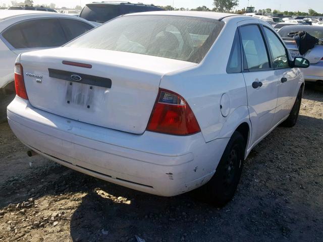 1FAHP34N67W361946 - 2007 FORD FOCUS ZX4 WHITE photo 4