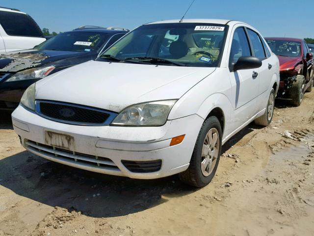 1FAHP34N97W323191 - 2007 FORD FOCUS ZX4 WHITE photo 2