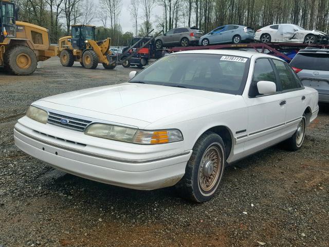 2FALP74W8RX201228 - 1994 FORD CROWN VICT WHITE photo 2