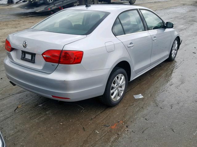 3VWD07AJ9EM287017 - 2014 VOLKSWAGEN JETTA SE SILVER photo 4