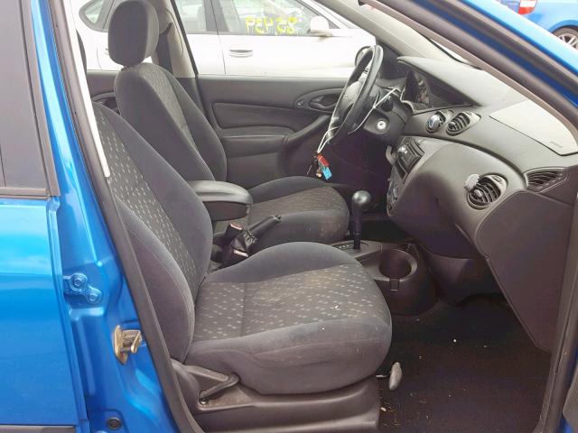 1FAFP34371W243109 - 2001 FORD FOCUS SE BLUE photo 5