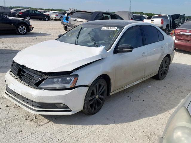 3VWD17AJ0JM209281 - 2018 VOLKSWAGEN JETTA SPOR WHITE photo 2