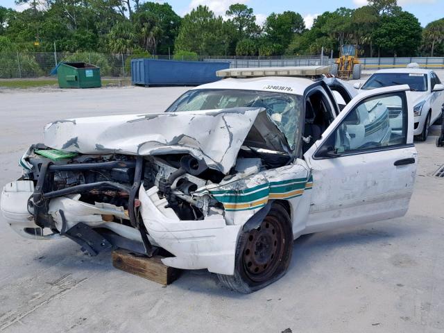 2FAFP71W56X139882 - 2006 FORD CROWN VICT WHITE photo 2