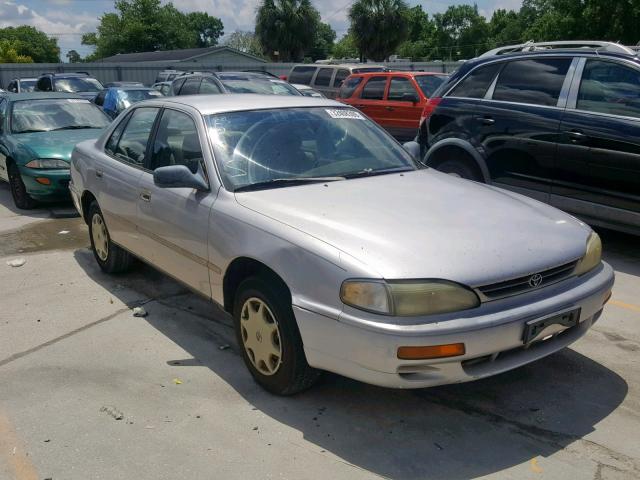 4T1BG12K8TU822966 - 1996 TOYOTA CAMRY DX SILVER photo 1