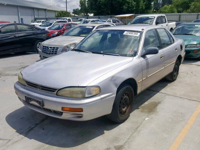 4T1BG12K8TU822966 - 1996 TOYOTA CAMRY DX SILVER photo 2