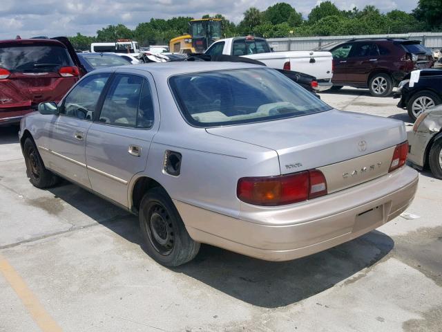 4T1BG12K8TU822966 - 1996 TOYOTA CAMRY DX SILVER photo 3