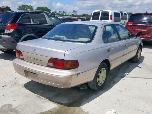 4T1BG12K8TU822966 - 1996 TOYOTA CAMRY DX SILVER photo 4