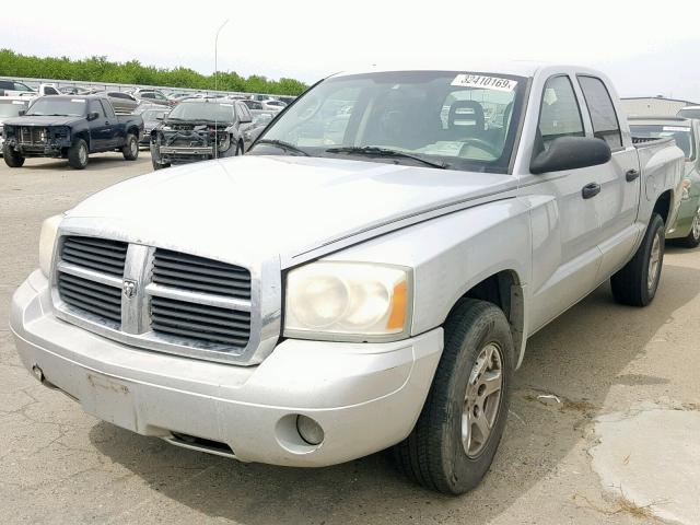 1D7HE48N46S605623 - 2006 DODGE DAKOTA QUA SILVER photo 2