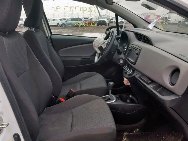 VNKKTUD36HA073608 - 2017 TOYOTA YARIS L WHITE photo 5