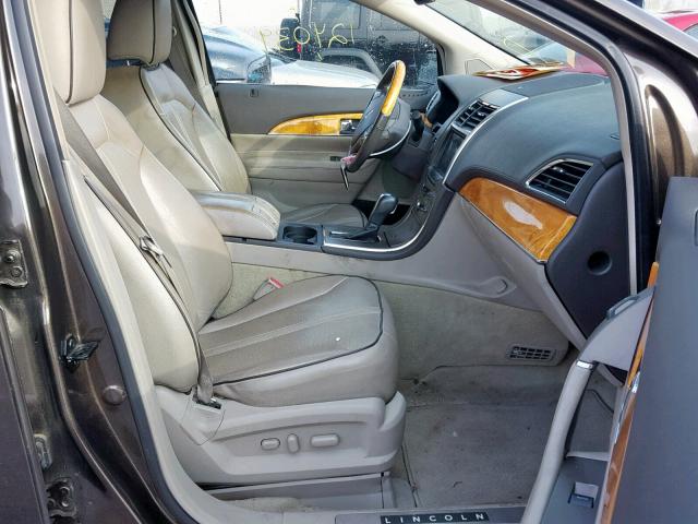 2LMDJ8JK2BBJ25547 - 2011 LINCOLN MKX GRAY photo 5