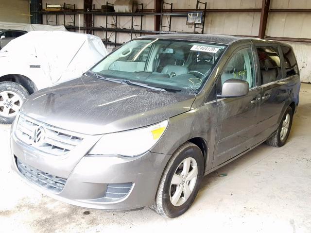 2V4RW3D18AR245961 - 2010 VOLKSWAGEN ROUTAN SE GRAY photo 2