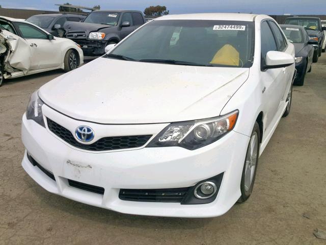 4T1BD1FK5EU136339 - 2014 TOYOTA CAMRY HYBR WHITE photo 2