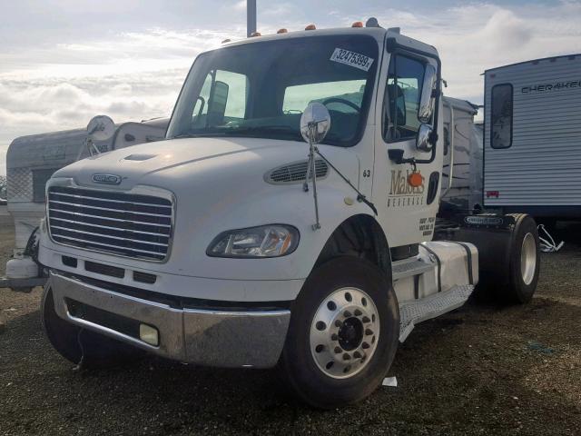 1FUBCXBS28HZ85804 - 2008 FREIGHTLINER M2 106 MED WHITE photo 2