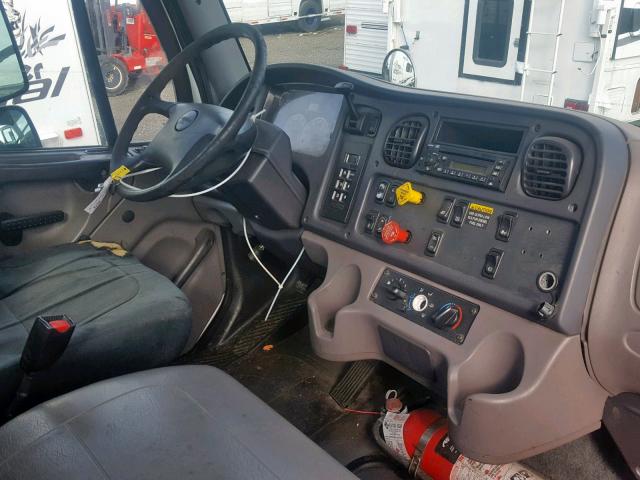 1FUBCXBS28HZ85804 - 2008 FREIGHTLINER M2 106 MED WHITE photo 5