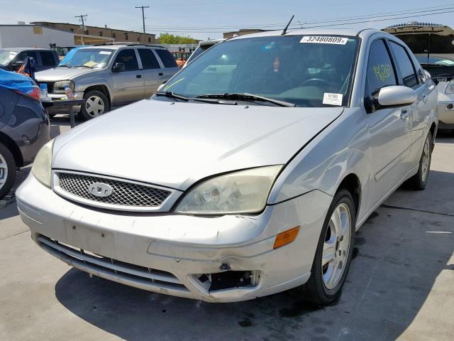 1FAFP38Z26W249325 - 2006 FORD FOCUS ZX4 SILVER photo 2