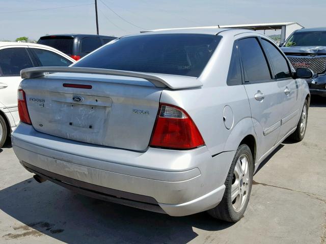 1FAFP38Z26W249325 - 2006 FORD FOCUS ZX4 SILVER photo 4