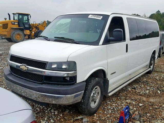 1GAHG39U431131378 - 2003 CHEVROLET EXPRESS G3 WHITE photo 2
